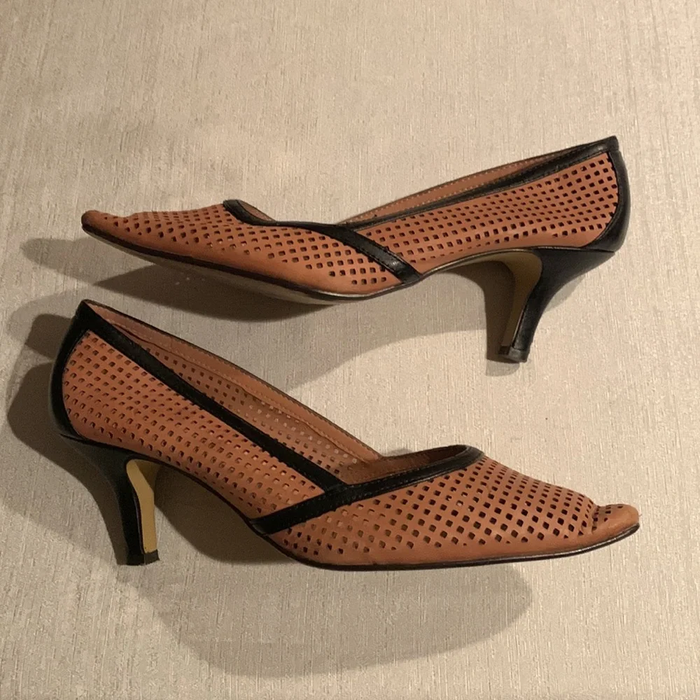 Bella Vita Genuine Leather Pumps - Picture 3 of 8
